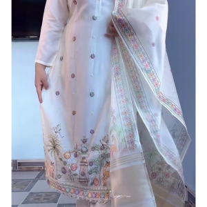 Elegant Off-White Embroidered Kurta Set with Dupatta – Premium Ethnic Wear for Women